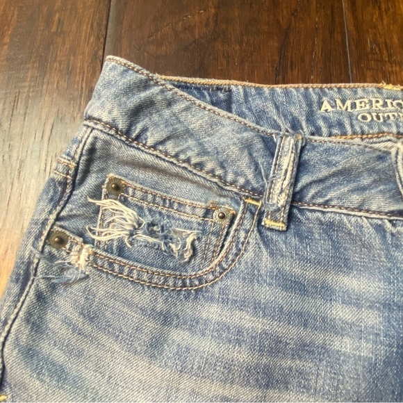 AMERICAN EAGLE Boy Friend Jean Ripped & Destroyed Light Wash Jeans - Picture 4 of 15